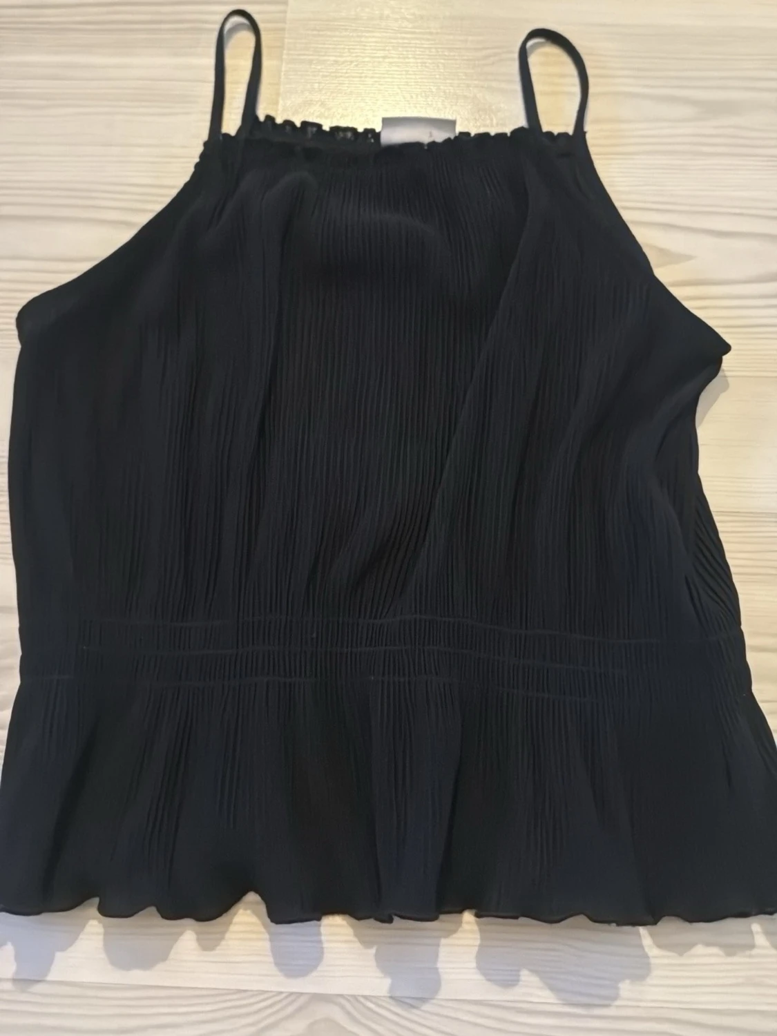 Svart plisserad linnetopp