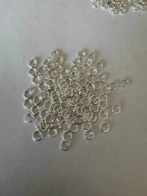 Ca 100st hopringar  - Säljer av material som jag använt för att göra smycken. Har 2025 tillverkat och sålt smycken för över 50.000kr så är något folk uppskattar (om man håller låga priser) . Nu har jag dock tappat intresset så säljer av allt jag har. Kolla gärna in andra annonser   I denna annons hittar du hopringar silverfärgade för smyckestillverkning 