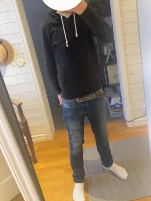 Slim Glenn blå slim fit jeans - Säljer ett par Slim Glenn jeans i blå denim med slim fit passform. Väldigt bra skick inga smutsfläckar eller hål i dom. Lite mörkblåare färg 