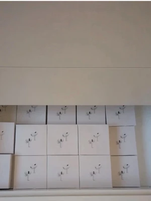 Apple AirPods Pro 2 och 3 oöppnade  - Säljer Apple AirPods Pro – trådlösa in-ear hörlurar i vitt med stilren design och laddningsetui. Perfekta för musik, samtal och gaming. Kompakt och smidig förvaring i originalförpackning. Passar till både iPhone och andra enheter med Bluetooth.