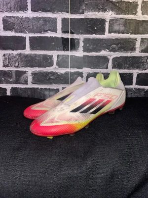 Feta F50 adidas fotbollskor. - Säljer ett par F50 adidas fotbollskor. Skorna är i bra skick