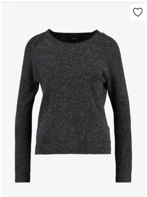 Mörkgrå stickad tröja - Från vero Moda, i bra skick men ändå använd. Köp gärna och skriv!! 💓💓