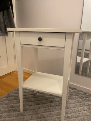 Vitt sängbord med låda och hylla - Som ny förutom små sprickor på bordet .Köptes för 600kr.