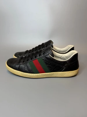 Gucci Skor - ‼️VI TAR INGA BYTEN‼️ Gucci ”Ace” Sneakers | Skick: 8/10 | Storlek UK 7 motsvarar 41-42 EU  | Tillkommer kort vid köp! | Frakt sker inom 24 timmar efter köp 📦💨 | Hör av dig vid minsta fråga eller fundering 💭