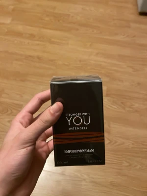 Emporio Armani Stronger With You Intensely - Emporio Armani Stronger With You Intensely är en parfym i en elegant svart rektangulär kartong, den har en söt vanilj doft och är riktigt fräsch o ha.  50 ml helt ny och oöppnad.  Kan gå ner i pris vid snabbt köp
