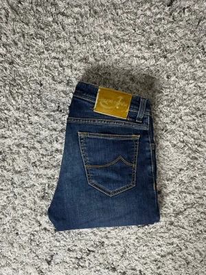 Mörkblå jeans från Jacob Cohen - Jeans från Jacob Cohën i modellen 688 C. Nypris över 5000kr medans jag säljer för endast 1099kr! Storlek W31. Hör gärna av er vid frågor eller funderingar!