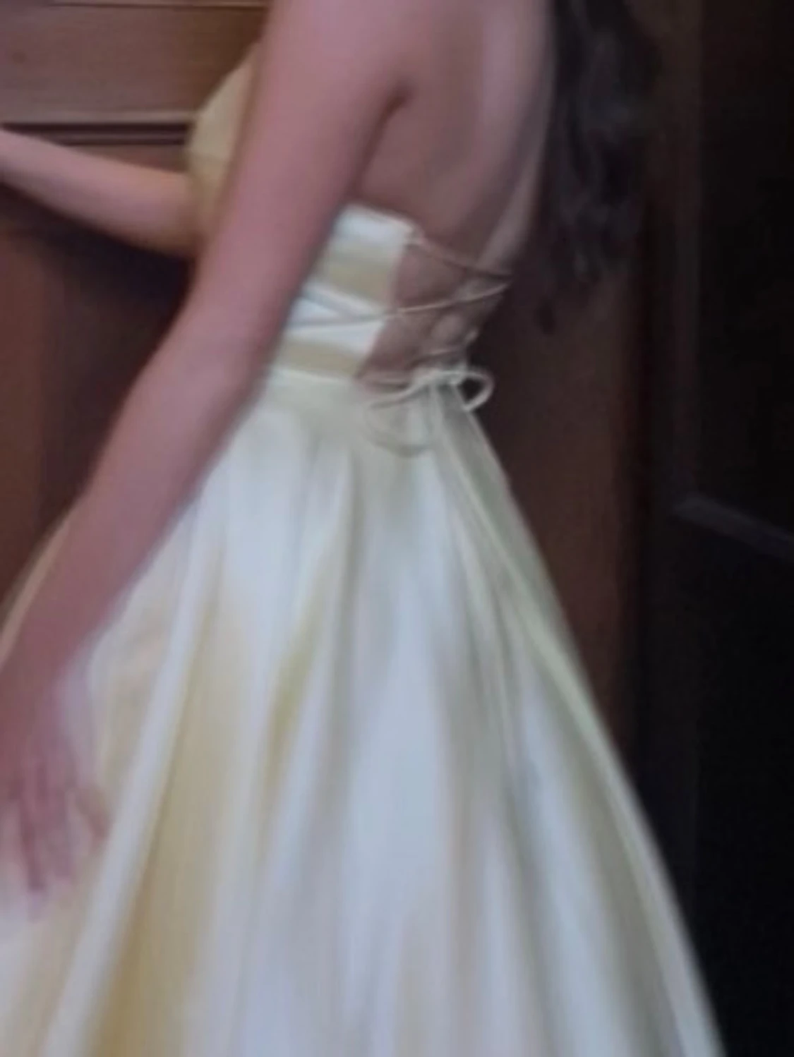 Ljusgul axelbandslös balklänning - 1