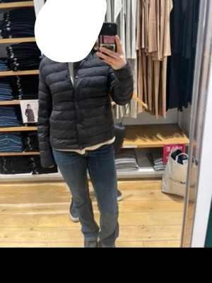 Svart pufferjacka från Uniqlo - Säljer en svart pufferjacka från Uniqlo med minimalistisk design och raka kanaler. Jackan har knappat framtill men knappt synliga , perfekt för våren eller sommaren. Enkel och stilren look som passar till det mesta.Strolek M men passar även mig som oftast har S,nypris 700 och använd fåtal gånger och kom gärna med prisförslag.