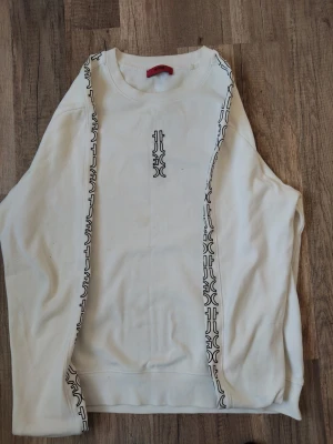 Vit Hugo-Boss hoodie  - Hej, nu säljer jag denna hoodie eftersom att den inte passar längre. Storlek S märke Hugo - Boss