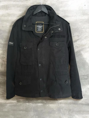 Svart jacka Superdry - Stilren svart jacka från Superdry i st S. Perfekt skick. hör av dig vid minsta fundering och jag fraktar alltid inom 24 timmar, pris kan diskuteras vid snabb affär☺️