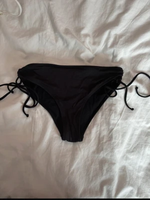 Bikini underdel - Aldrig använd, speciellt knyte på sidan