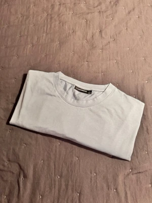 J.Lindeberg T-shirt  - Säljer nu en J.lindeberg T-shirt. Den är helt ny och endast testad. Hör av er vid frågor.