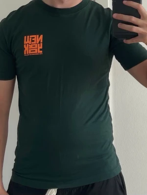 T-shirt - Grön t-shirt. Storlek S. Med tryck fram och bak. 