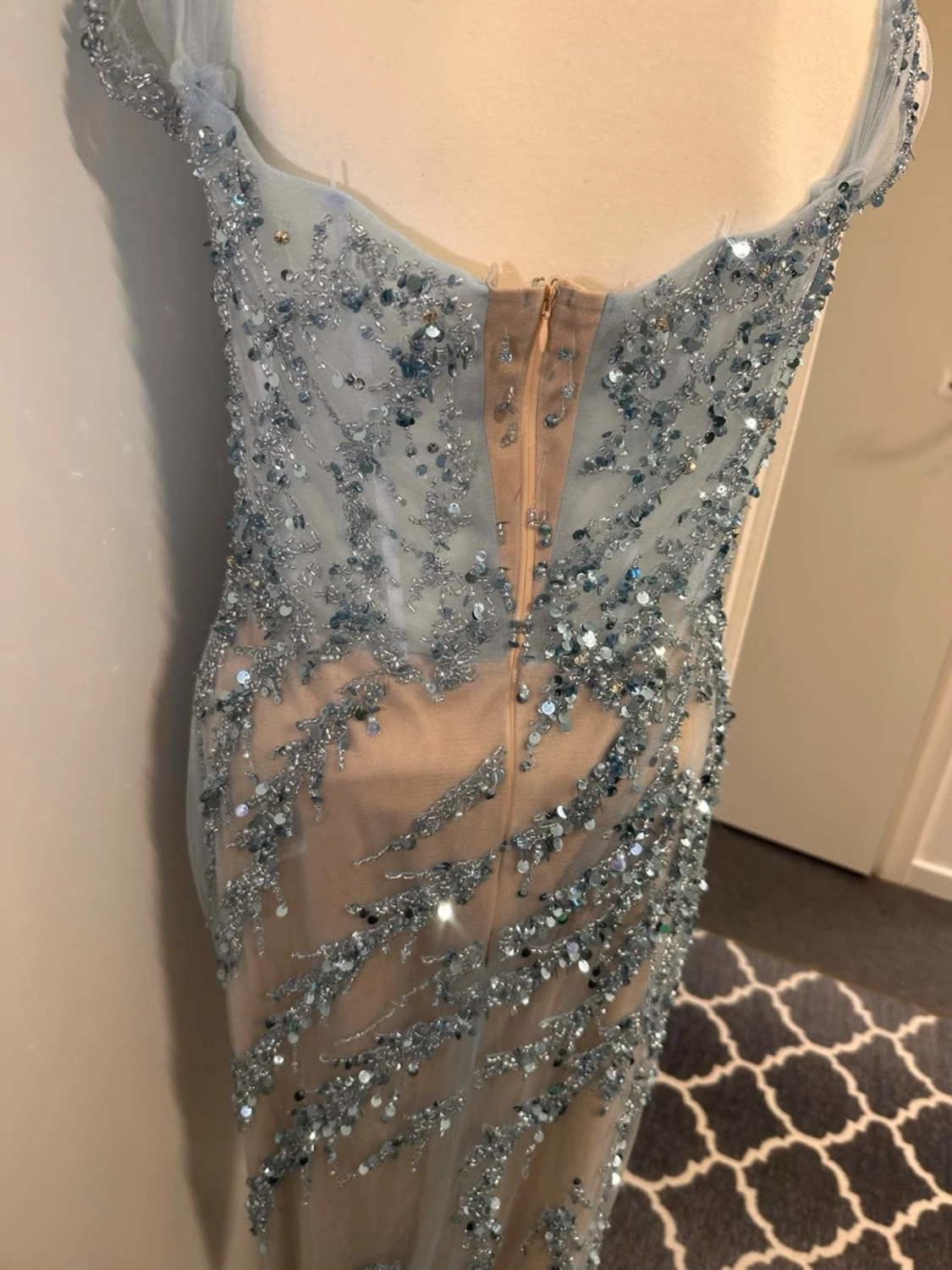 Långklänning med blå paljetter - 4