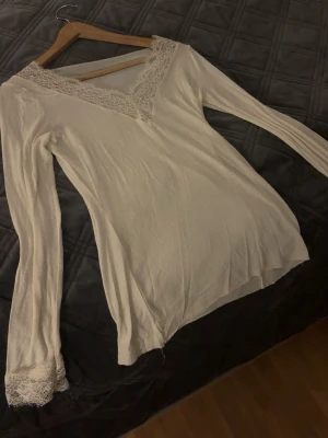 Vit långärmad topp med spetsdetaljer - Tröja från intimissmi. Använd 2 gånger. Har du fler frågor, kom gärna privat🌸⭐️