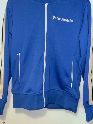 Blått tracksuit set från Palm Angels - Använd ett par gånger, nytt skick, köpt från Miinto. Pris kan diskuteras.