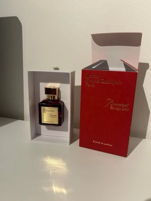 Baccarat Rouge 540 Extrait de Parfum - Baccarat Rouge 540, helt ny spreyat några gånger för att lukta. Kvitto finns, kom dm för fler frågor eller bilder.