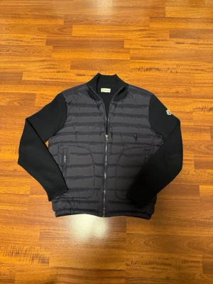 Mörkblå Moncler Cardigan - Mörkblå Moncler Cardigan - Skick: 9/10 använd ett fåtal gånger inga defekter - Storlek: S fits XS - Pris: 1699kr - Pris kan diskuteras vid snabb affär💨 - Kom DM vid fler bilder eller funderingar🥰