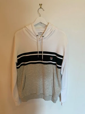 FILA hoodie/huvtröja - FILA hoodie/huvtröja i storlek L.