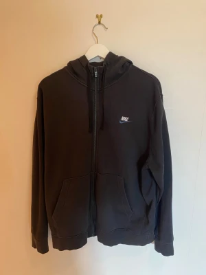 Nike full-zip hoodie - Svart full zip hoodie från Nike.