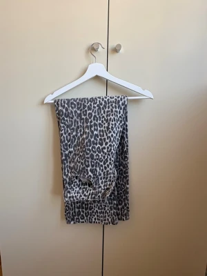 Leopardmönstrade jeans från Zara - Snygga leopardmönstrade jeans från Zara i grå och svarta toner. Jeansen har klassisk femficksmodell och är tillverkade i ett mjukt bomullsmaterial med stretch. Perfekta för dig som vill sticka ut med ett coolt mönster.