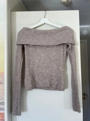 Beige off shoulder stickad tröja - Säljer en off-shoulder tröja, supersöt och fin!! 