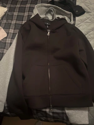 Brun scuba tröja med zip - Helt ny men h&m taggen är inte kvar