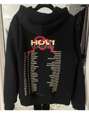 Hov1 hoodie  - En hov1 hoodie från år 2023 jättefint skick. Skicka prisförslag. Vill se hur mycket jag kan sälja den för 