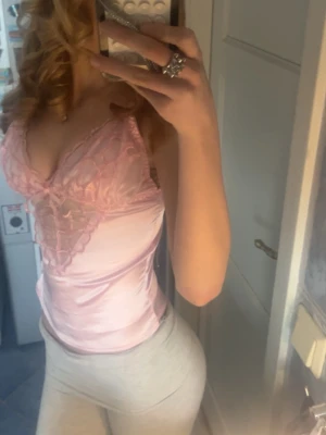 Rosa silkes linne med spets - jätte gulligt rosa linne med mycket spets och detaljer. använd några få gånger. den är insydd så storlek xxs. 