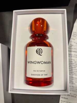 QOT Wingwoman Eau de Parfum  - Helt ny QOT Wingwoman, köpt på Gents. Kvitto och original förpackning följer med. Säljs då den inte kommer att användas. Tar främst trades.