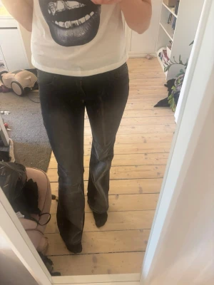 Lågmidjade jeans från Madlady  - Jeans från Madlady i modellen ”Taylor 02UltraLow Bootcut Jeans - Washed Black” storlek 36/Xtra tall. Aldrig använda, endast testade. Nypris 699kr, hör av er vid frågor🩷