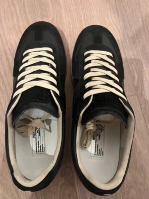 Svarta Maison margiela gats - Maison margiela gats. Passar till alla outfits 