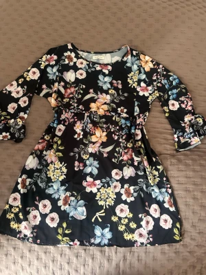 Klänning  - Fin blommig klänning🌸