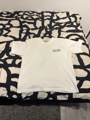 Vit Dolce Vita Portofino t-shirt - Säljer nu denna riktigt feta T-shirt från Notre Succés. T-shirten är endast använd ett par fåtal gånger och ligger på storleken XS. En tröja för dig som gillar den klassiska och stilrena looken. Hör av dig vid fler frågor eller bilder! 