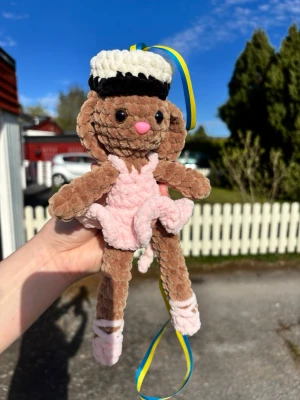 Ballerinakanin rosa studenthänge  - Virkad av mig 🎀