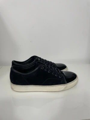 Lanvin Cap toe  - Säljer nu dessa svarta Lanvin Cap toe som är i super fint skick, Uk 6 som motsvarar 40 men passar snarare 41, skriv för fler bilder/frågor🙌🏼 