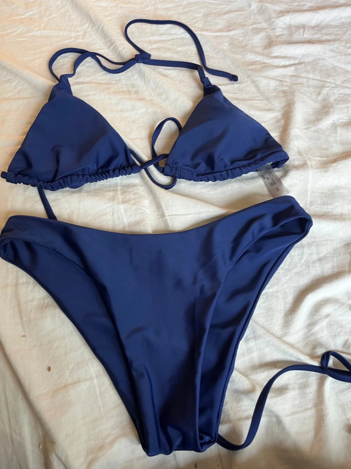 Mörkblå trekantsbikini med knyt - 1