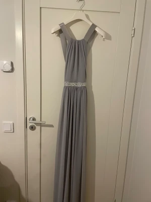 Balklänning - Säljer en oanvänd balklänning med lapp kvar! Storlek 8 UK, Passar mig som är 170 cm, och funkar att ha klackar till! 😋💕Superfina diamanter i midjan, och en fin öppen rygg. 
