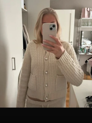 En beige kofta  - En super fin kofta som är beige.