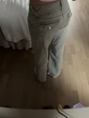 low loose jeans från gina i strlk 152 - bra skick, använda få gånger. säljer pågrund av att de blivit för korta.🫰🏻