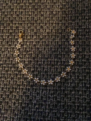 Snyggt armband  - Guld armband format som blommor 