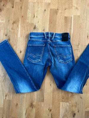 🔥Replay Anbass jeans🔥 - 🔥Säljer dessa tvär feta Replay Anbass Jeans 👖💎Jeansen är u topp skick 👌.                         Jeansen ä  i storlek W28 L32 👖Jeansen är köpta för 1200 kr men säljer endas för 499!!! 💸.    Dessa jeans är perfekt nu till våren eller till lite svalare sommar kvällar. ☀️🌅🌱