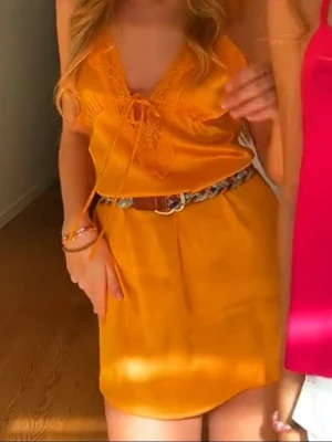 Orange Zara klänning - Jättefin orange miniklänning från Zara med lappen kvar. Säljer då den ej kommit till användning samt är lite stor på mig 😊  Den har detaljer i spets på på framsidan och i ryggen samt ä v-ringad på båda sidor!  Perfekt nu inför sommaren!! 🧡  Kika gärna in mina andra plagg, vill få bort så mycket som möjligt