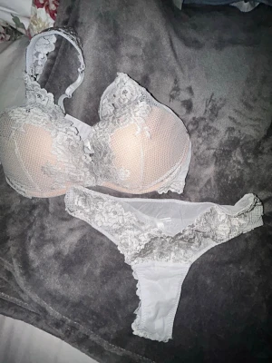 Intimissimi Bh och trosor Set - Säljer en Intimissimi bh med push up i storlek 75D endast testad men var för snabb med att dra av lapparna🤍 Trosorna är i storlek S 