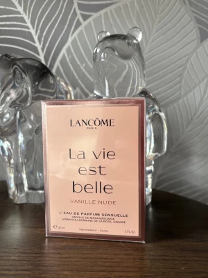 Lancôme La Vie Est Belle Vanille Nude - Lancôme La Vie Est Belle Vanille Nude 30 ml. Nypris 900kr köpt på Lyko , säljs då jag har en till💕helt oanvänd 