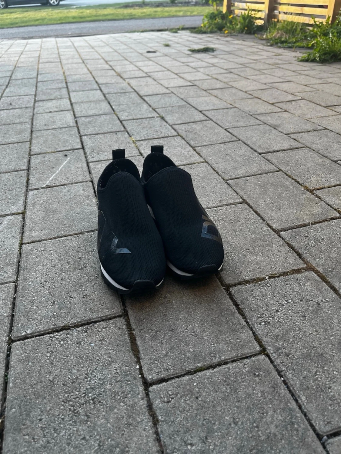 Svarta slip-on sneakers från DKNY - 1