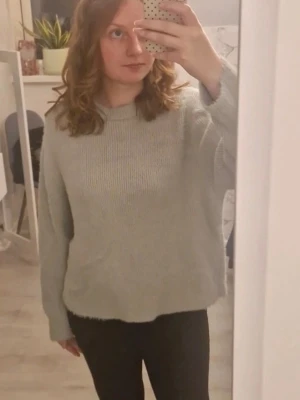 Ljusgrå oversized stickad tröja - Mysig ljusgrå stickad tröja med avslappnad, oversized passform. Tröjan har långa ärmar och är tillverkad i ett mjukt material som passar perfekt för kyligare dagar. Skriv vid intresse❤️                           OBS: Se bild två för en eventuell "Defekt"