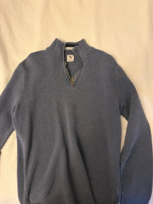 Blå halv zip - Super snygg halv zip! Jättebra skick 8.9/10. 