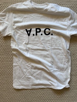 Vit A.P.C. t-shirt med tryck - Hej och välkommen till liljestrands nu säljer vi en apc t shirt i nyskick inga defekter eller storlek s osäker på äktehet pris är diskuterbart kom med frågor och bud så hörs vi mvh liljestrand
