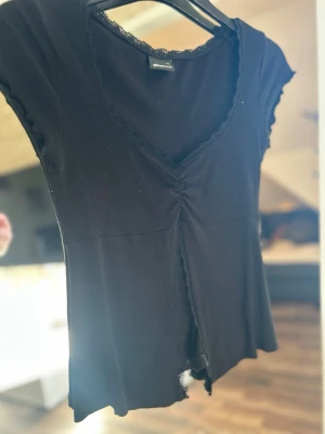 Svart v-ringad topp  - Från Gina Tricot, inga defekter 